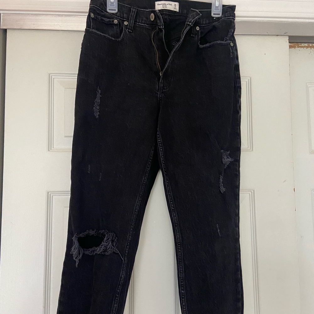 Abercrombie & fitch: the mom high rise jeans. Size 6s